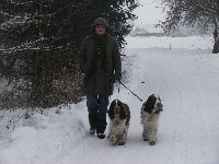 Exy a Ebony na procházce s paničkou.