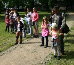 Přihlížející děti s rodiči sledují výkon Belí.