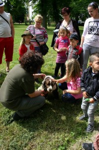Děti hladí Belí, ale některé děti se bály.