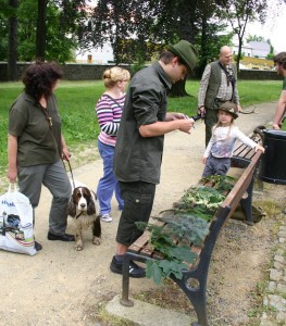 Poznávací soutěž pro děti - větvičky stromů. Belí kontroluje stav...