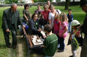 Ještě s Belí kontrolujeme děti, jak poznávají stopy zvěře.