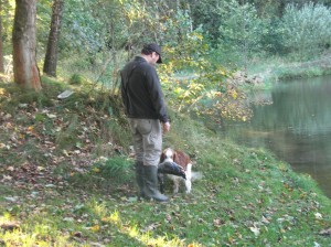 A odevzdává páníčkovi.