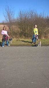 Sárinka na procházce s dětmi a kamáškou parsonkou.