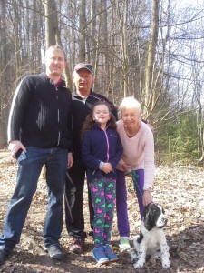 Shaggy (Monty) se svou novou rodinou na procházce.