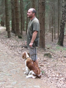 Ízi se připravovala na lesní zkoušky. Cvičii jsme klid na stanovišti.
