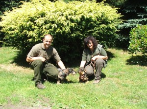 Jezevčíci Ben a Betty u Hříbečku. Ben jezdil na výcvik na dosledy a zvládl BZ v I. ceně.