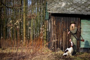 Portos se svou "lovkyní Dianou" krmí zvěř.