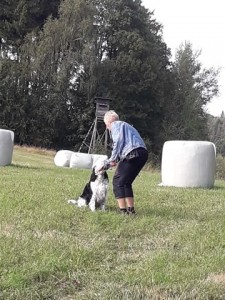 Kerdíkovi jsme dali holuba k přinesení.