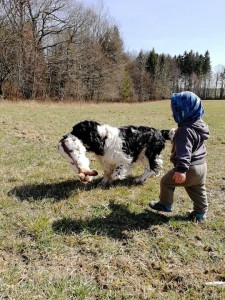 A tady máme mladého kynologa Vítečka, právě trénuje Huberta!