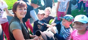 Hubert v zajetí dětí...jen je vidět kus hřbetu!