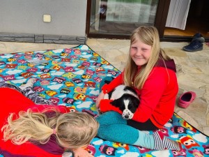 Zaira s kamarádkami.