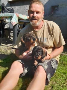 Egon před odjezdem z domova s mámou Bettynkem a novým páníčkem.