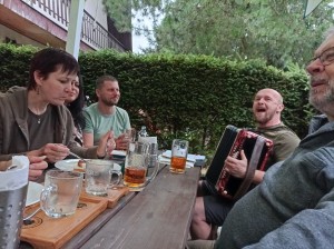 Pod deštníky bylo fajn.